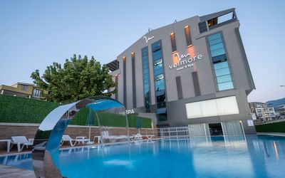 Velmore Hotel & Spa · 4