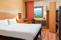 Room With 1 Double Bed Equipped With The New Bedding