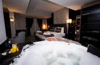 Luxuriöse Suite mit Kamin und Whirlpool