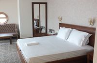 Pokój z łóżkiem typu king-size, jacuzzi i balkonem