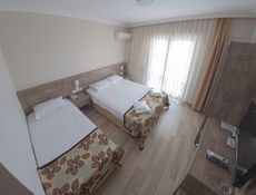 غرفة قياسية غرفة ثلاثية مطلة على البحر (شرفة)