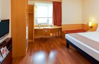 Room With 1 Double Bed Equipped With The New Bedding