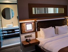 Corner Suite