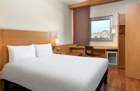 Room With 1 Double Bed Equipped With The New Bedding