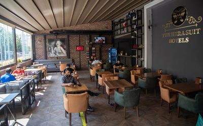 The Hera Suite Hotel · 5