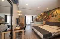 Zimmer mit Queensize-Bett, Whirlpool und Balkon