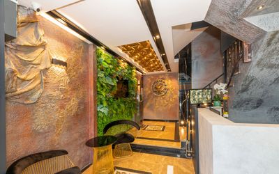White Corner Hotel · 5