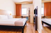 Room With 1 Double Bed Equipped With The New Bedding
