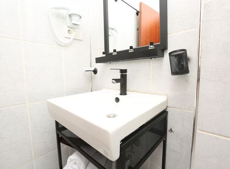 turkey/istanbul/beyoglu/azrehotelc3206bed.jpg