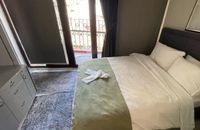Pokój z łóżkiem typu queen-size i balkonem