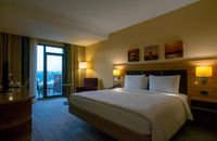 Pokój z łóżkiem typu king-size z balkonem