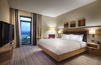 Pokój z łóżkiem typu king-size i widokiem na morze