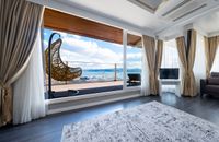 Pokój z łóżkiem typu king-size i widokiem na morze z jacuzzi