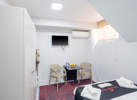 turkey/istanbul/beyoglu/theredtentsuite23d0f097fd.jpg