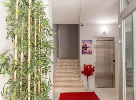 turkey/istanbul/beyoglu/theredtentsuite23e96ac256.jpg