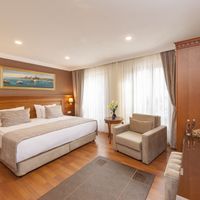 Royan Suites