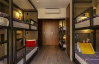 Habitación de 8 camas con baño compartido