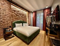 Junior Room with Courtyard View