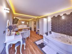 Nemesis Honeymoon Room mit Balkon, Sauna, Hydromassage-Whirlpool und Kamin