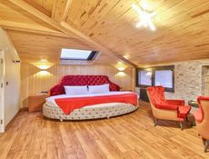 Pandora-Zimmer mit Blick auf den Fluss, Terrasse, Türkischem Bad, Sauna, Whirlpool und Kamin