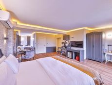 Demeter-Zimmer mit Blick auf den Fluss, Balkon, Türkischem Bad, Sauna, Hydromassage-Whirlpool und Kamin