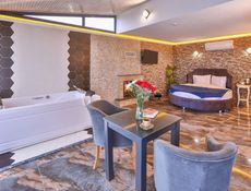 Hamamlı, Havuz ve Bahçe Manzaralı ,Şömineli ve Jakuzili Deluxe Oda