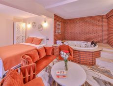 DUBBELE ORANJE DELUXE KAMER MET JACUZZI en OPEN HAARD
