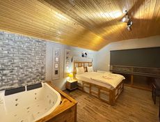 202 - Deluxe Jakuzili Şömineli, Balkon Nehir ve Dağ Manzaralı