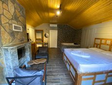 207 - Deluxe Jakuzili Şömineli, Balkon Nehir ve Dağ Manzaralı