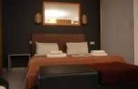 Habitación de hotel de lujo con jacuzzi y chimenea