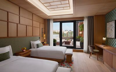 The Ritz  Carlton · 5