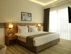 DELUXE FAMILY ROOM
