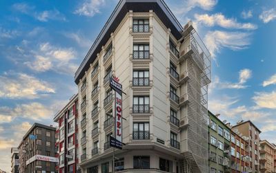 White Corner Hotel · 4