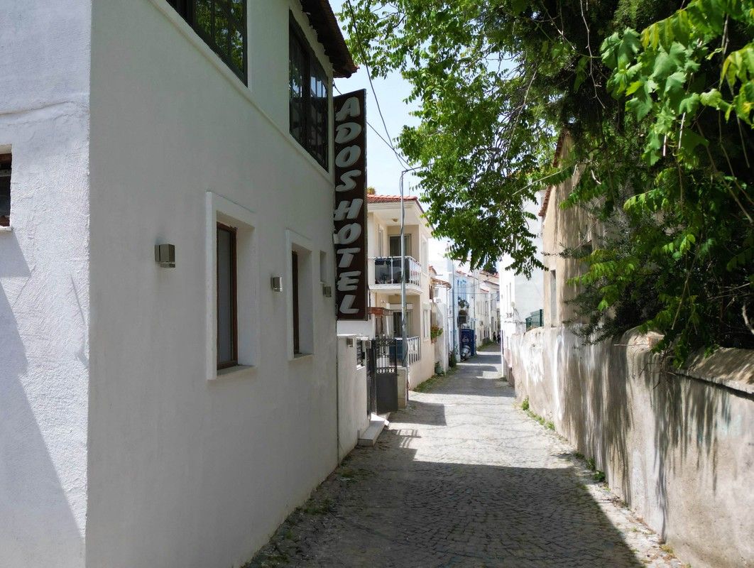Ados Hotel