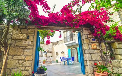 Alaçatı Asmalı Konak · 2