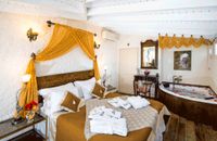 Deluxe Honeymoon Room With Jacuzzi And Private Garden Terrace