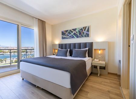 turkey/izmir/cesme/sisusmarina4928873d.jpg