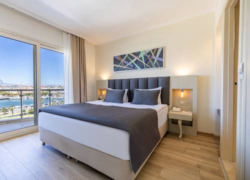 turkey/izmir/cesme/sisusmarina4928873d.jpg