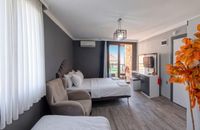 Üç Kişilik, Havuz Manzaralı Oda