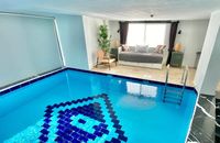 Deluxe - Pool Room