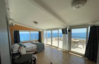 Стая с тераса с изглед към морето (2 души)