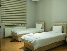 İki kişilik single yataklı oda