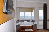 Люкс із двоспальним ліжком розміру "king -size", джакузі та видом на море