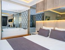 Jacuzzi Deluxe Room