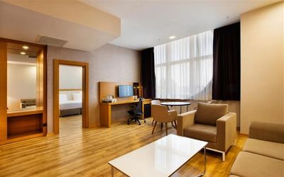 Hilton Garden Inn · 3