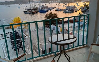 Mia Hill Suites Hotel · 4