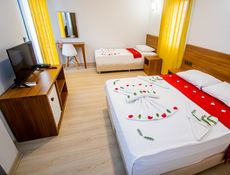 Chambre Triple avec Vue sur la Piscine