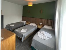 Une chambre pour trois personnes