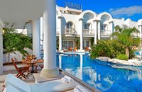 Swim Up villa
