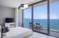 Pokój typu Premium z łóżkiem typu king-size, balkonem i widokiem na morze
